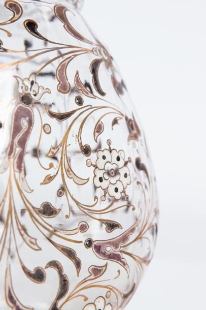  Emile Gallé (1846-1904) 
Vase de forme balustre en cristal émaillé à décor de feuillages...