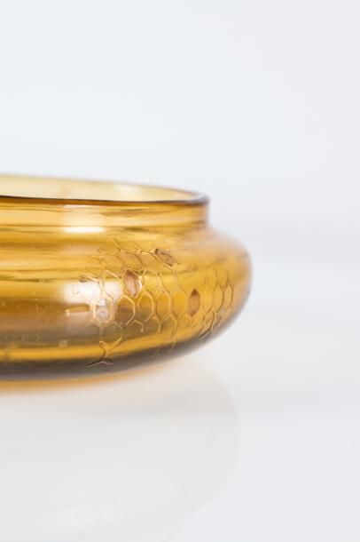null Emile Gallé (1846-1904) 

Coupelle ronde plate en cristal émaillé teinté jaune...