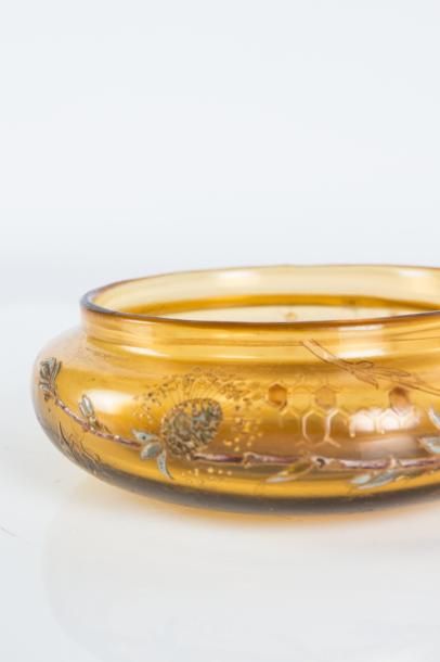 null Emile Gallé (1846-1904) 

Coupelle ronde plate en cristal émaillé teinté jaune...