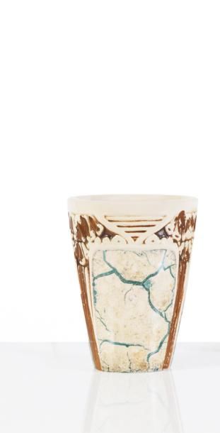 null Louis Majorelle (1859-1926) 

Vase de forme conique en grès polychrome à décor...