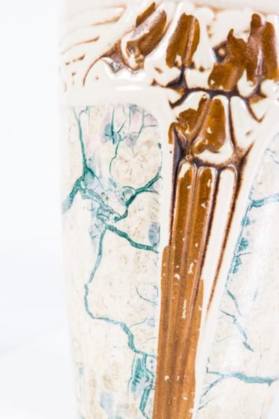 Louis Majorelle (1859-1926) 
Vase de forme conique en grès polychrome à décor de...