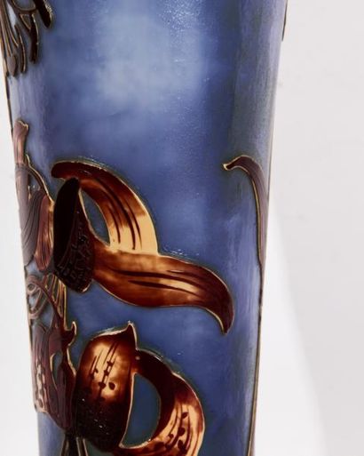 null Emile Gallé (1846-1904) 

Vase de forme balustre en verre gravé à l’acide multicouches...