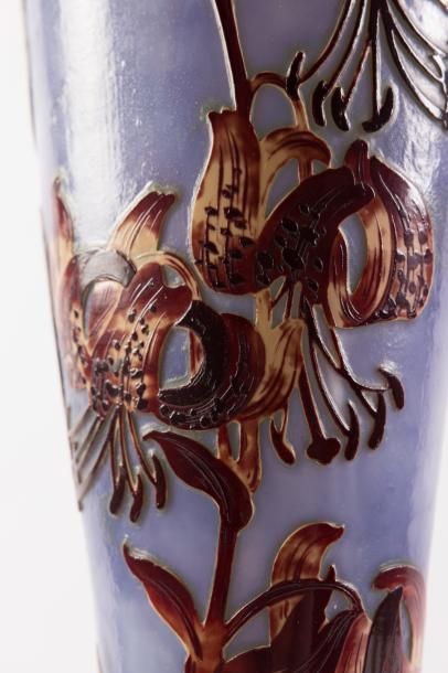 null Emile Gallé (1846-1904) 

Vase de forme balustre en verre gravé à l’acide multicouches...