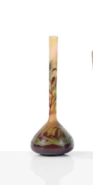  Gallé 
Vase soliflore à large base en verre gravé à l’acide à décor de fougères...