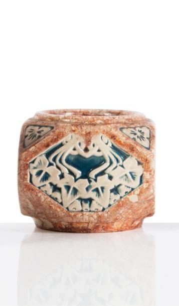 null Mougin et Louis Majorelle (1859-1926) 

Vase de forme carrée en grès polychrome...