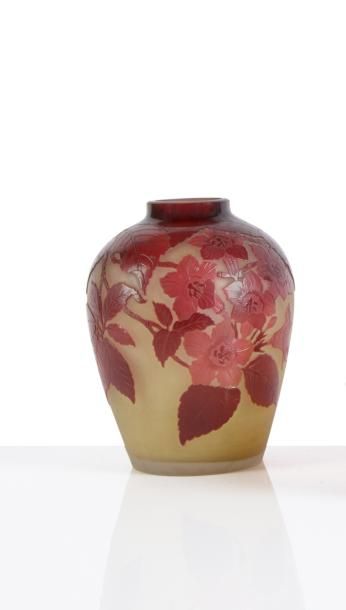 Gallé 
Vase de forme pansue en verre gravé...