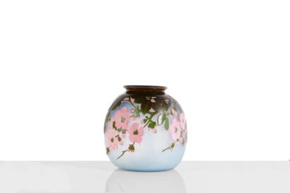  Gallé 
Vase de forme bombée à col ouvert en verre gravé à l’acide à décor de pommiers...