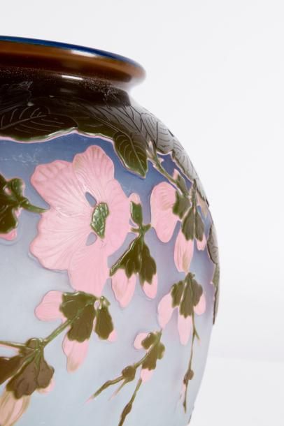  Gallé 
Vase de forme bombée à col ouvert en verre gravé à l’acide à décor de pommiers...