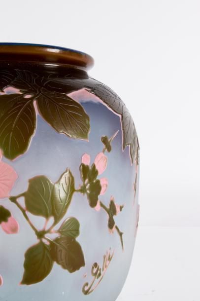 null Gallé 

Vase de forme bombée à col ouvert en verre gravé à l’acide à décor de...