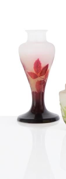 null Gallé 

Vase de forme balustre en verre gravé à l’acide à décor oral mauve sur...