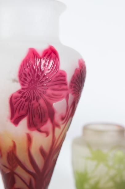 null Gallé 

Vase de forme balustre en verre gravé à l’acide à décor oral mauve sur...