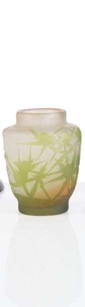 null Gallé 

Vase de forme pansue à col droit en verre gravé à l’acide à décor oral...