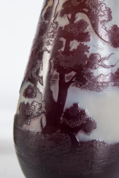  Gallé 
Vase de forme conique en verre gravé à l’acide à décor de paysage de forestier...