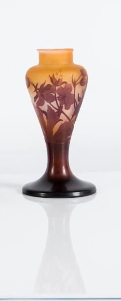 Gallé 
Vase de forme balustre en verre gravé...