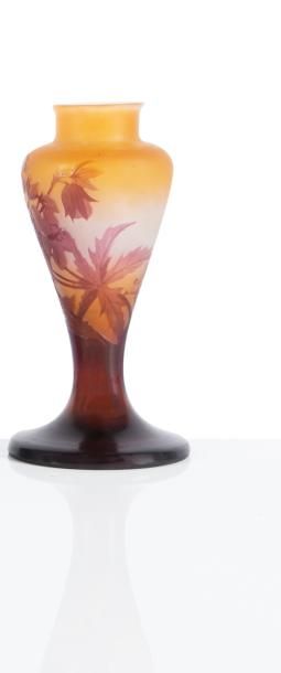 null Gallé 

Vase de forme balustre en verre gravé à l’acide à décor de cognassier...