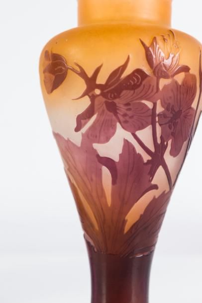 null Gallé 

Vase de forme balustre en verre gravé à l’acide à décor de cognassier...