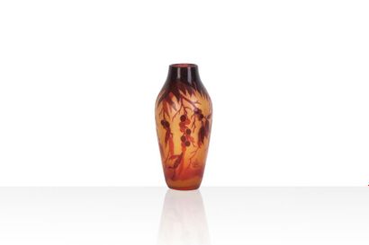 null Gallé 

Vase de forme ovoïde en verre gravé à l’acide à décor de pampres rouge...
