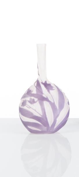  Gallé 
Vase soliflore droit à décor gris. 
Signé. 
H. : 14 cm. 
