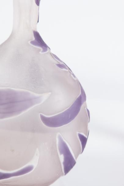  Gallé 
Vase soliflore droit à décor gris. 
Signé. 
H. : 14 cm. 
