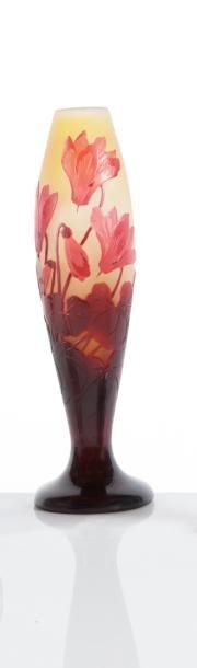 null Gallé 

Vase de forme balustre en verre gravé à l’acide à décor de magnolias...