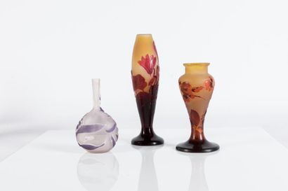 null Gallé 

Vase de forme balustre en verre gravé à l’acide à décor de magnolias...