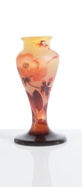 Gallé 

Vase forme de balustre en verre gravé...
