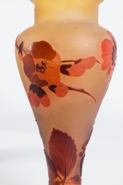 null Gallé 

Vase forme de balustre en verre gravé à l’acide à décor oral rouge sur...