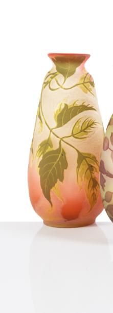  Gallé 
Vase forme conique à petit col en verre gravé à l’acide à décor floral vert...