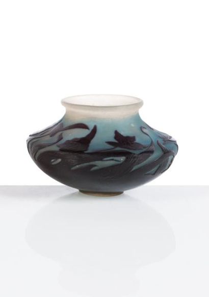 null Gallé 

Vase forme aplatie en verre gravé à l’acide à décor oral violet sur...