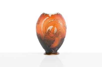null Gallé 

Vase de forme ovale aplatie en verre gravé à l’acide à décor d’algues...