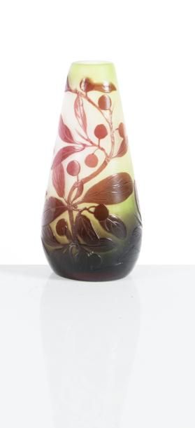 null Gallé 

Vase de forme conique en verre gravé à l’acide à décor de baies violettes...