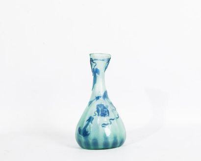 null Gallé 

Vase en verre gravé à l’acide à large base et col triangulaire à décor...