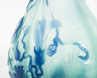 null Gallé 

Vase en verre gravé à l’acide à large base et col triangulaire à décor...
