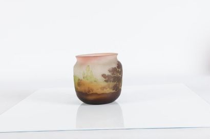 null Gallé 

Vase de forme bombée à col ouvert en verre gravé à l’acide à décor de...