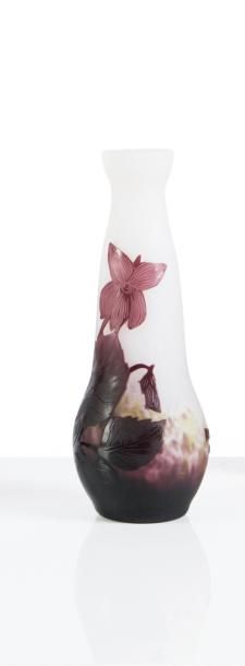 null André Delatte (c.1887-1953) 

Vase soliflore en verre gravé à l’acide à décor...