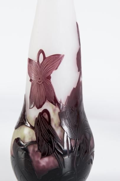 null André Delatte (c.1887-1953) 

Vase soliflore en verre gravé à l’acide à décor...