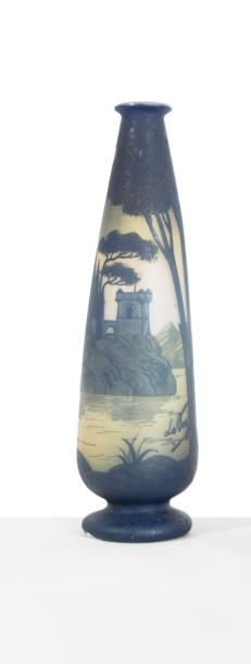 null De Vez 

Vase piriforme sur piédouche en verre gravé à l’acide à décor de paysage...