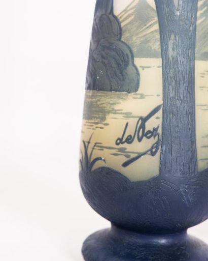null De Vez 

Vase piriforme sur piédouche en verre gravé à l’acide à décor de paysage...