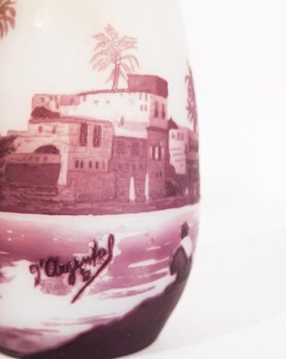 null D’ARGENTAL

Vase de forme ovoïde à petit col en verre gravé à l’acide à décor...