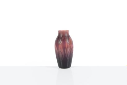 null Saint Louis Nancy 

Vase de forme bombée en verre gravé à l’acide à décor d’iris...