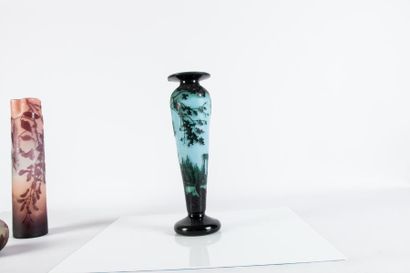 null André Delatte (c.1887-1953) 

Vase de forme balustre en verre gravé à l’acide...