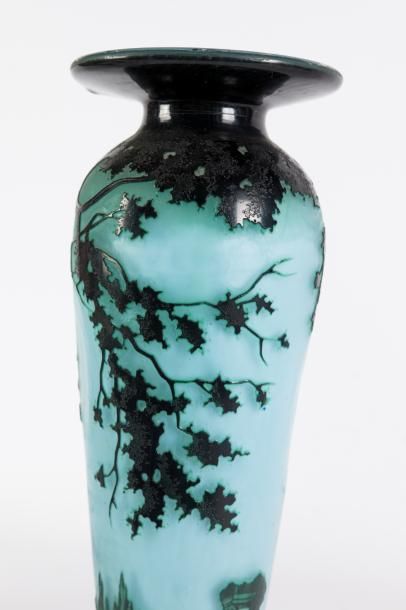 null André Delatte (c.1887-1953) 

Vase de forme balustre en verre gravé à l’acide...