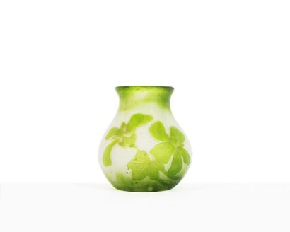 null Clain & Perris Fils paris 

Vase de forme bombée en verre gravé à l’acide à...