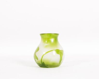 null Clain & Perris Fils paris 

Vase de forme bombée en verre gravé à l’acide à...
