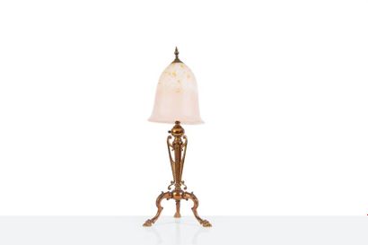 null SCHNEIDER 

Lampe de table en verre marbré sur un piètement en bronze tripode...