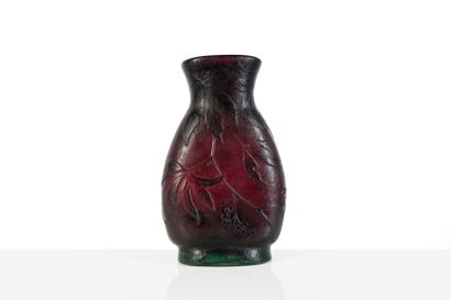 null DAUM 

Vase pansu de forme aplatie à col ouvert en verre gravé à l’acide à fond...