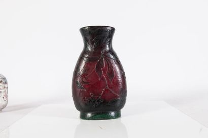null DAUM 

Vase pansu de forme aplatie à col ouvert en verre gravé à l’acide à fond...