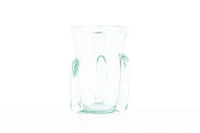 null André THURET (1898-1965) 

Vase en verre teinté vert pale à trois applications...