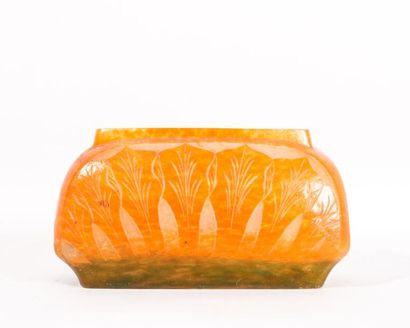 null LE VERRE FRANÇAIS 

Vase de forme oblong en verre gravé à l’acide à décor oral...