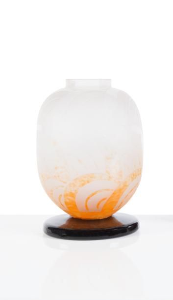 null LE VERRE FRANÇAIS 

Vase de forme ovoïde sur piédouche en verre gravé à l’acide...